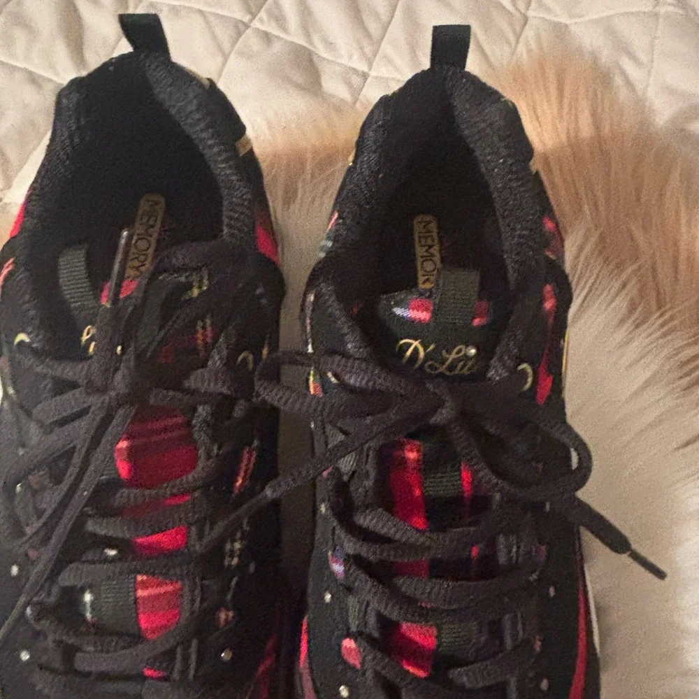 Skechers Black and Red Woman Sneakers.